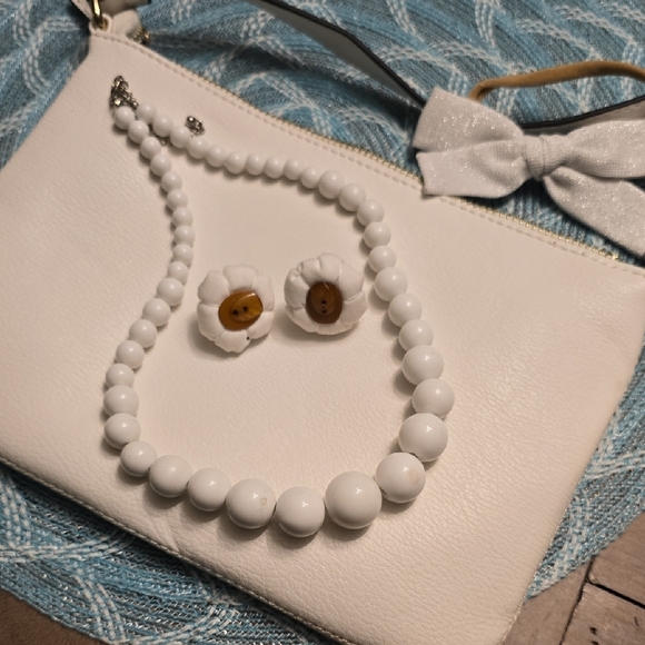 Forever 21 White Cross Body Bag W/ Matching Jewelry Bundle. All Included! - Picture 6 of 7